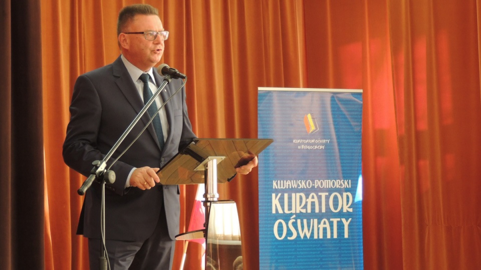 Finansowe wyróżnienia wręczył najzdolniejszym uczniom wicewojewoda kujawsko-pomorski Zbigniew Ostrowski. Fot. Michał Zaręba