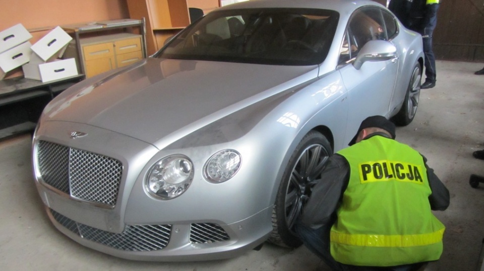 Sportowe auta warte 750 tysięcy euro odkryli kryminalni z Inowrocławia, Torunia i Rypina. Fot. policja