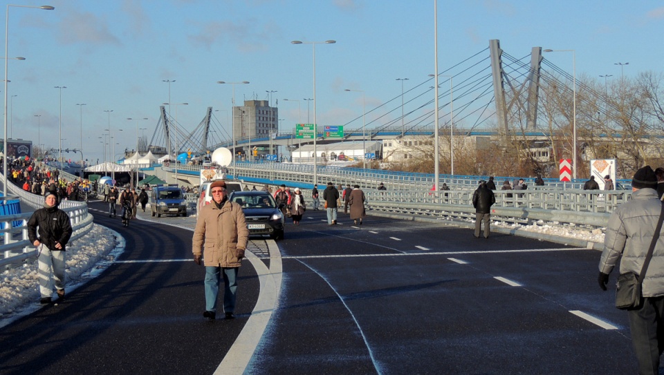 Mieszkańcy Torunia nie ominęli okazji pierwszego spaceru jak i przejażdżki nowym mostem. Fot. Adriana Andrzejewska