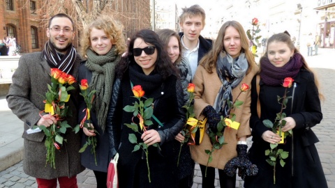 Róże dla pań od Młodych Socjaldemokratów z Torunia