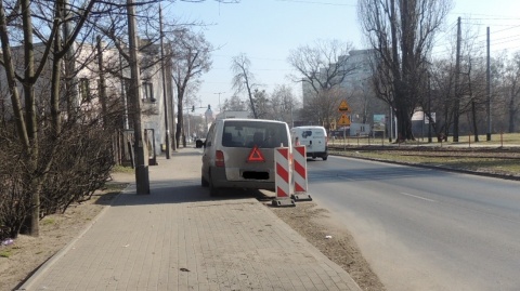 Dopiero interwencja Polskiego Radia PiK pomogła odholować samochód utrudniający ruch w Toruniu