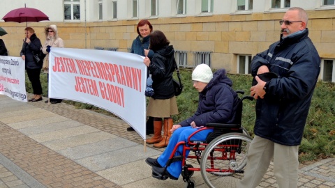 Rodzice niepełnosprawnych dzieci znów pikietowali Urząd Marszałkowski w Toruniu.