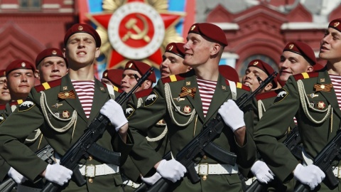 Parada wojskowa na Placu Czerwonym w Moskwie