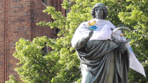 Toruński pomnik Kopernika w bydgoskiej koszulce