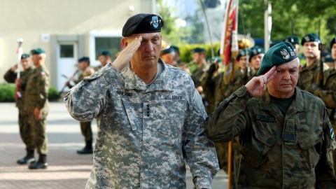 Uroczyste powitanie dowódcy wojsk lądowych USA w Polsce