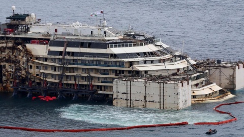 Wrak statku Costa Concordia utrzymuje się na wodzie i został obrócony
