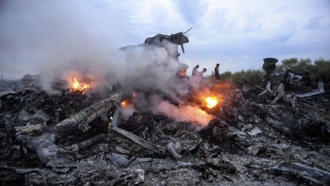Malezyjski Boeing 777 rozbił się na Ukrainie przy granicy z Rosją. Niewykluczone, że maszyna została zestrzelona [wideo]