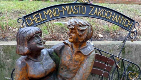 Rzeźba zakochanych czasowo zniknęła z ławeczki w Chełmnie
