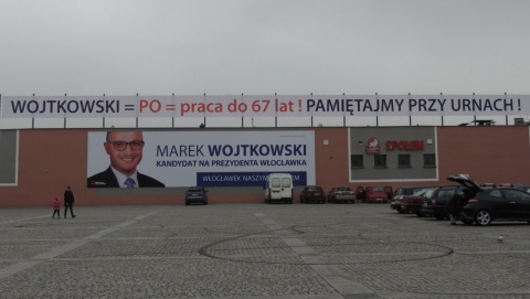 Przedwyborcza wojna plakatowa we Włocławku