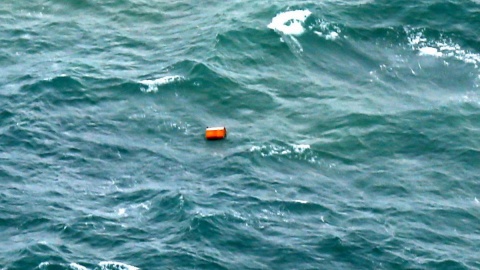Odnalezione na morzu obiekty to szczątki samolotu AirAsia [wideo]