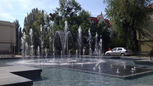Nowa fontanna na skwerze Komedy już chłodzi bydgoszczan