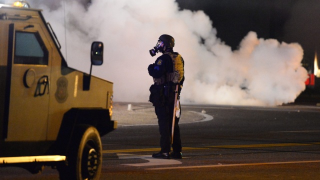 Protesty w amerykańskim Ferguson - policja znów użyła gazu łzawiącego [wideo]