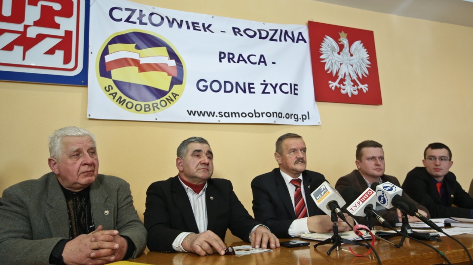 Od lewej: Józef Juszkiewicz, Kazimierz Wójcik, przewodniczący Samoobrony Lech Kuropatwiński, Andrzej Rusiński i Tomasz Jankowski, podczas konferencji prasowej w Warszawie. Foto.PAP