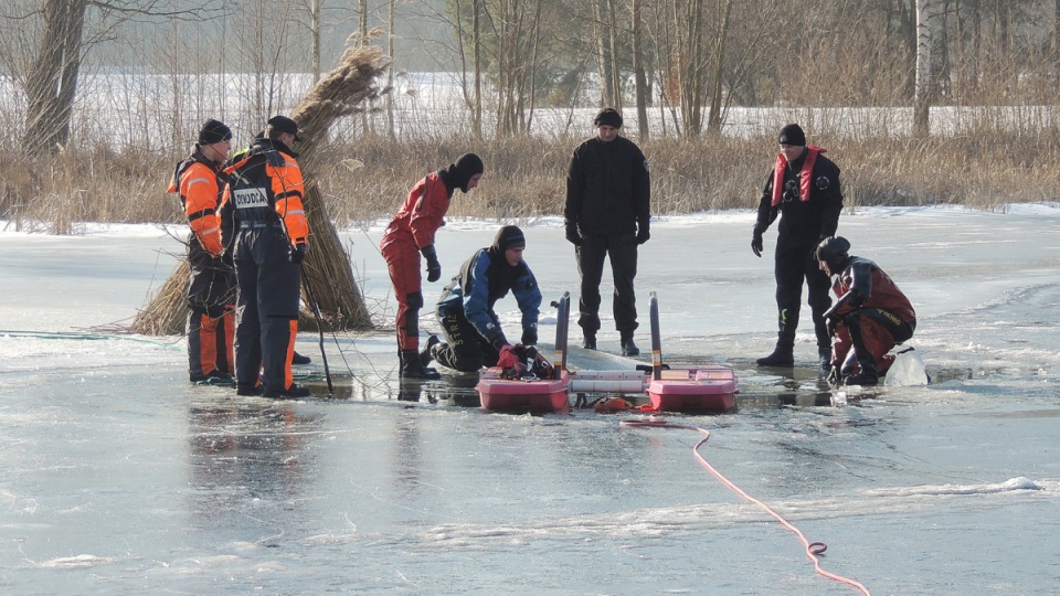 Policjanci wspólnie ze strażakami pokazywali w bydgoskim Myślęcinku jak pomóc komuś, pod kim załamał się lód. Fot. Tatiana Adonis