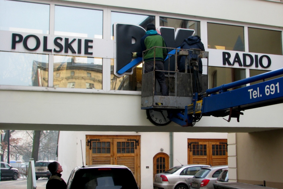 6 lutego zmieniono znak graficzny Polskiego Radia PiK na budynku bydgoskiej siedziby rozgłośni. Fot. Janusz Wiertel