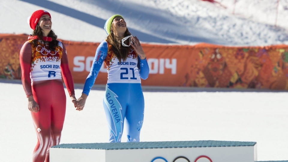 Dominique Gisin i Tina Maze osiągnęły taki sam czas i wywalczyły ex aequo złote medale igrzysk w Soczi. Fot. PAP/EPA.