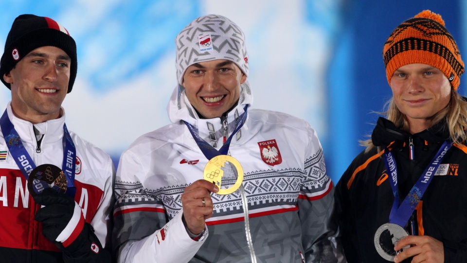 Zbigniew Bródka i jego rywale na podium podczas ceremonii dekoracji medalistów biegu indywidualnego na dystansie 1500 m w łyżwiarstwie szybkim. Fot. PAP/Grzegorz Momot