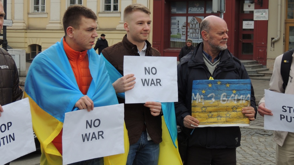 Studiujący i pracujący w Bydgoszczy Ukraińcy na transparentach wyrażali swój protest przeciwko wojnie. Fot. Monika Siwak-Waloszewska.