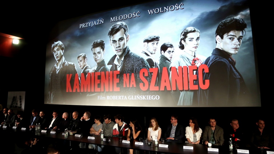 Twórcy filmu "Kamienie na szaniec" podczas konferencji prasowej. Film trafi do kin 7 marca. Fot. PAP/Tomasz Gzell