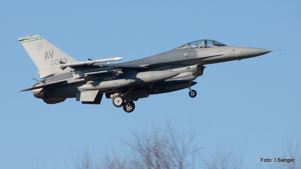 W Łasku wylądowały pierwsze F-16 z grupy myśliwców, które w związku z sytuacją na Ukrainie do Polski wysłały USA. Fot. PAP/Grzegorz Michałowski