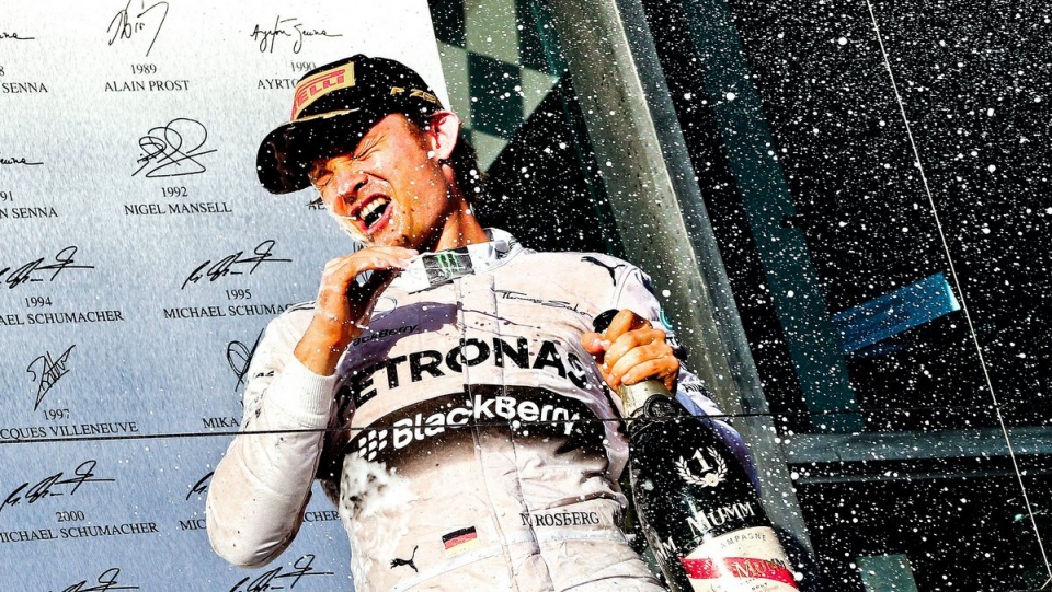 28-letni Rosberg wyprzedził debiutującego w barwach zespołu Red Bull kierowcę gospodarzy Daniela Ricciardo. Fot. PAP/EPA