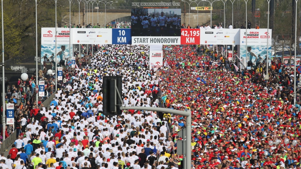 Spośród 20 tysięcy osób około 12 tys. biegnie na dystansie 10 km, pozostali na 42 km 195 m. Fot. PAP/Leszek Szymański.