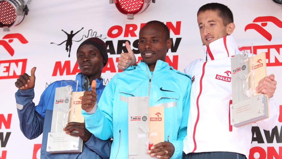 Na podium najlepsi w Orlen Warsaw Marathonie w stolicy, 13 bm. Od lewej: Kenijczyk Matebo Omari - drugie miejsce, zwucięzca Etiopczyk Tola Tadesse oraz trzeci na mecie Henryk Szost. PAP/Leszek Szymański