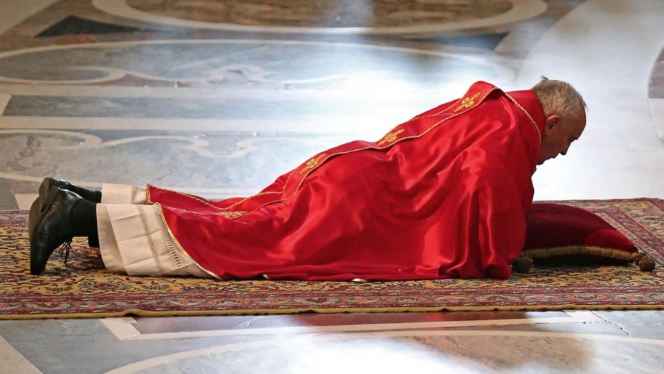Przed rozpoczęciem nabożeństwa papież długo modlił się, leżąc przed Konfesją Świętego Piotra. Fot. PAP/EPA