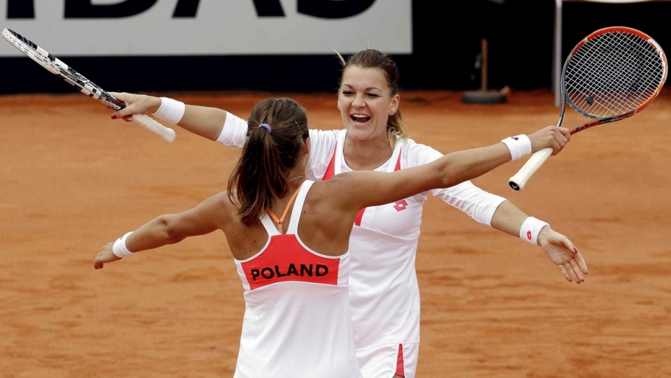 Agnieszka Radwańska and Alicja Rosolska cieszą się ze zwycięstwa nad Hiszpankami i z awansu do Grupy Światowej Fed Cup. Fot. PAP/EPA