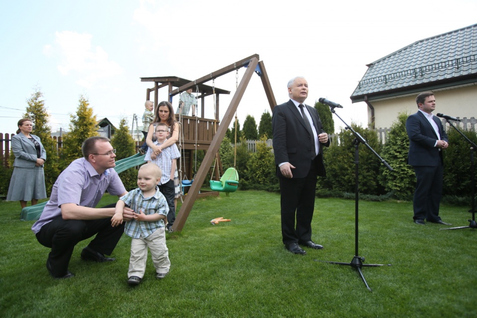 Prezes PiS Jarosław Kaczyński (C) wygłosił oświadczenie pt. "Rodzina to szczególna wartość" po spotkaniu z rodziną państwa Skoków w warszawskim Rembertowie. Fot. PAP/Leszek Szymański.