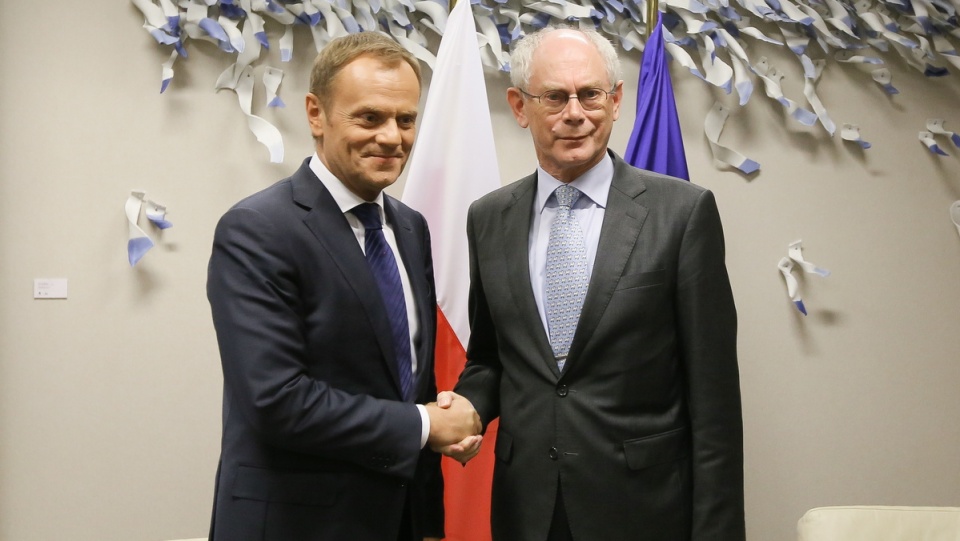 Donald Tusk i Herman Van Rompuy, podczas powitania w Brukseli. Fot. PAP/Paweł Supernak