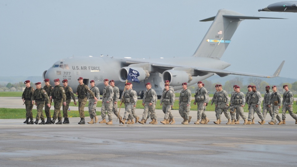 Amerykański kontyngent, liczący 150 spadochroniarzy, przyleciał do Świdwina dwoma transportowymi samolotami C-130 Hercules. Fot. PAP/Marcin Bielecki