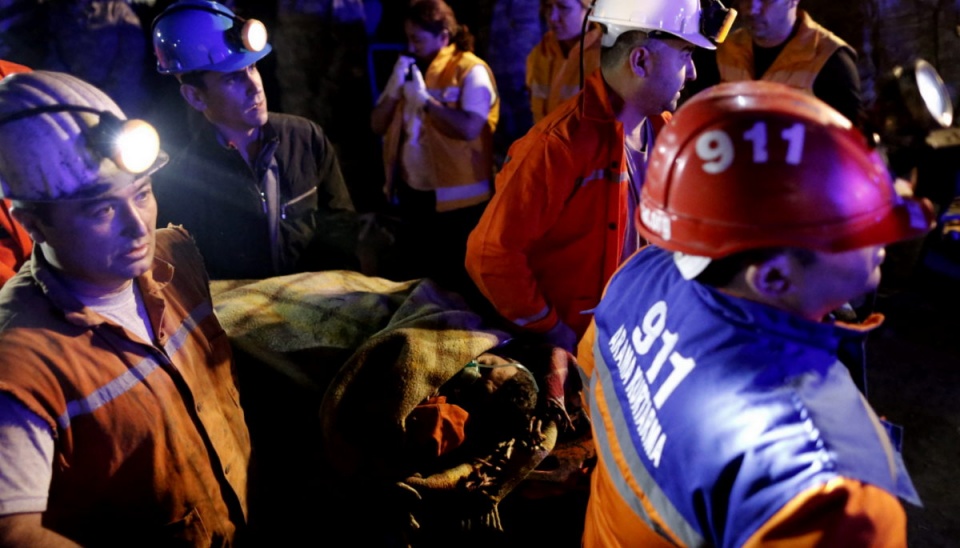 W chwili zawału w tureckiej kopalni, pod ziemią przebywało 787 górników. Do tej pory uratowano 363 osoby. Fot. PAP/EPA