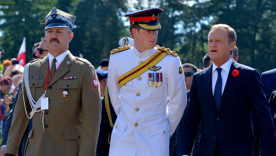 Gen. Wiesław Grudziński, brytyjski książę Harry oraz Donald Tusk podczas uroczystości pod Monte Cassino. Fot. PAP/Radek Pietruszka