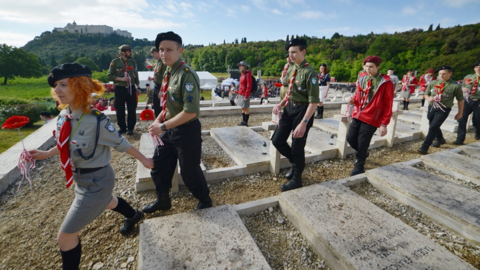 Harcerze podczas uroczystości rocznicowych na polskim Cmentarzu Wojennym na Monte Cassino. Fot. PAP/Radek Pietruszka