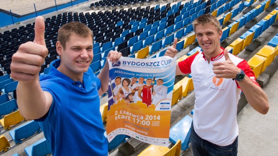 Paweł Wojciechowski (L) i Dominik Bochenek z plakatem XIV Europejskiego Festiwalu Lekkoatletycznego Bydgoszcz Cup. Fot.PAP/Tytus Żmijewski
