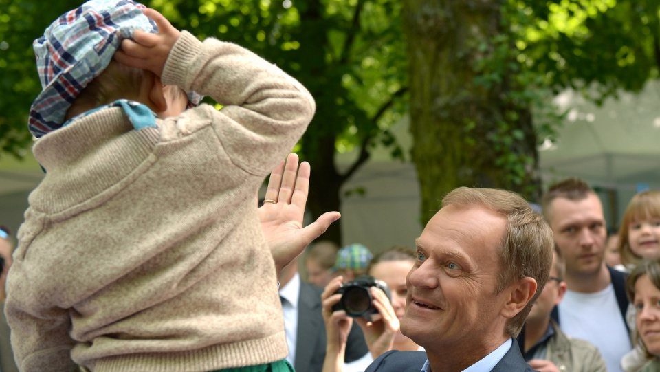 Premier Donald Tusk podczas pikniku z okazji Dnia Dziecka pod hasłem "Nie ma wolności bez radości". Fot. PAP/Radek Pietruszka