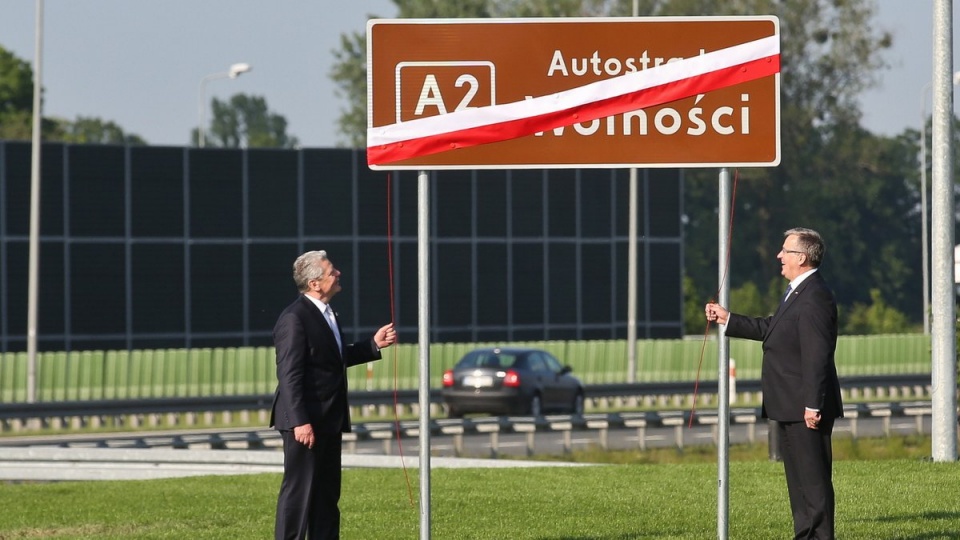 Prezydent RP Bronisław Komorowski (P) i prezydent Niemiec Joachim Gauck (L), podczas uroczystości nadania Autostradzie A2 symbolicznej nazwy "Autostrada Wolności". Fot. PAP/Rafał Guz.