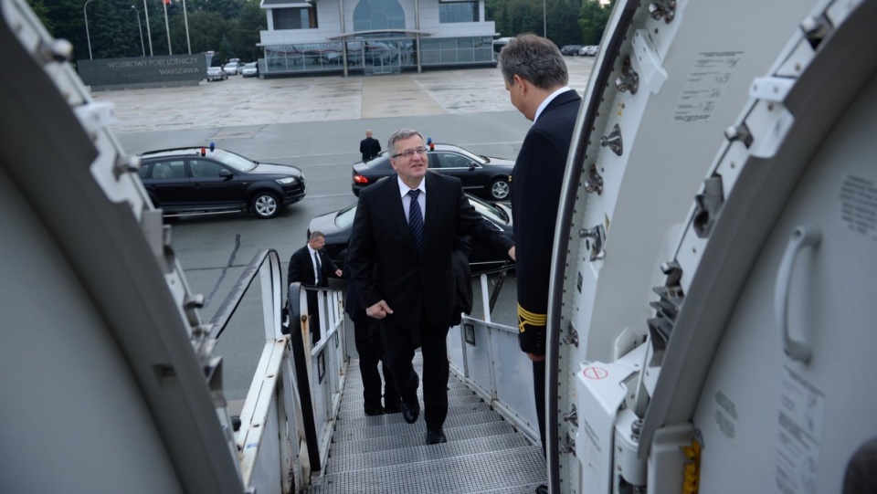 Prezydent Bronisław Komorowski wsiada na pokład samolotu na warszawskim Okęciu. Fot. PAP/Jacek Turczyk.