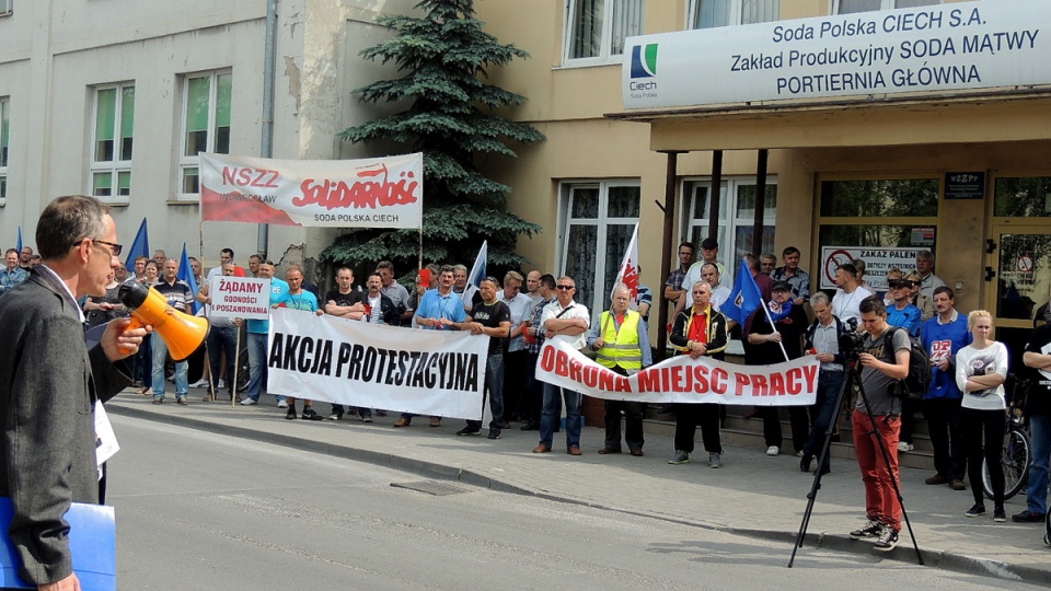 Z gwizdkami i transparentami protestujący pojawili się przed biurowcem spółki w Inowrocławiu. Fot. Monika Kaczyńska
