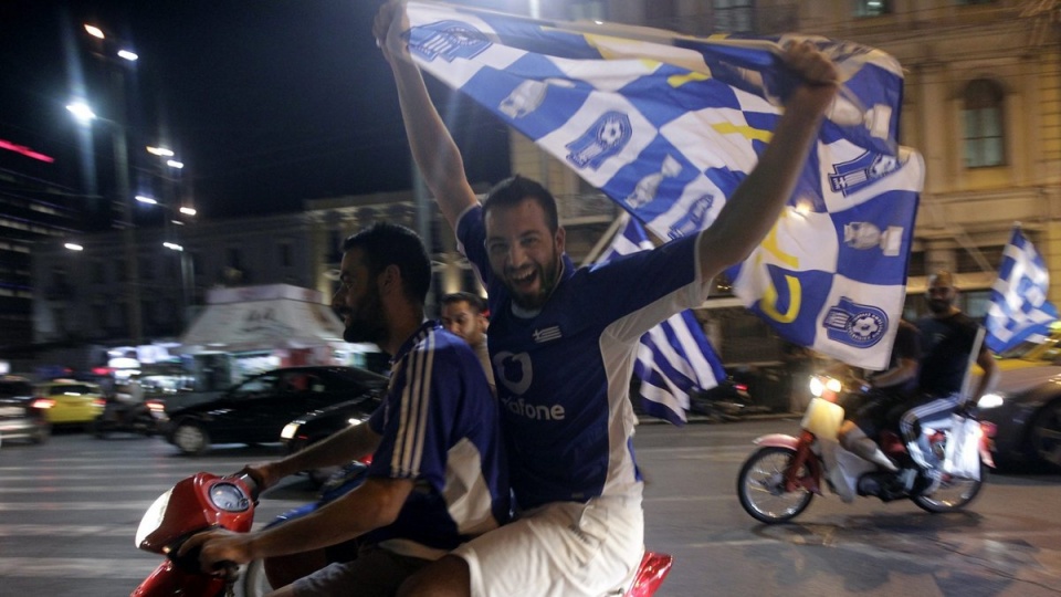 Greccy kibice cieszą się z awansu drużyny. PAP/EPA/ORESTIS PANAGIOTOU.