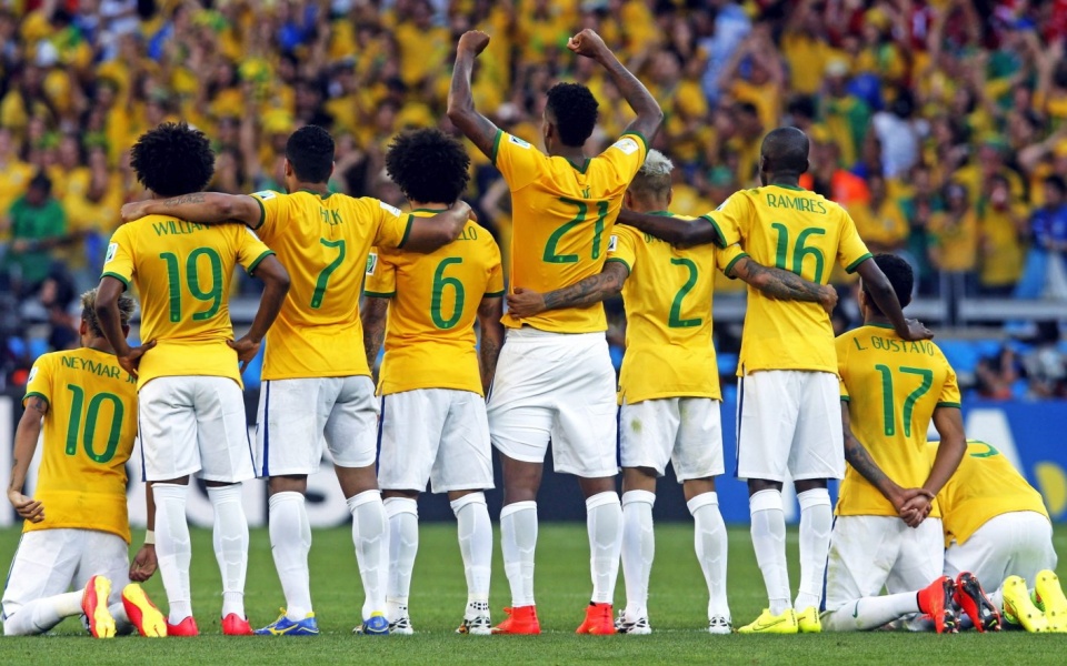 Po dramatycznym meczu w Belo Horizonte piłkarze Brazylii pokonali Chile w rzutach karnych 3-2. Fot. PAP/EPA/FELIPE TRUEBA
