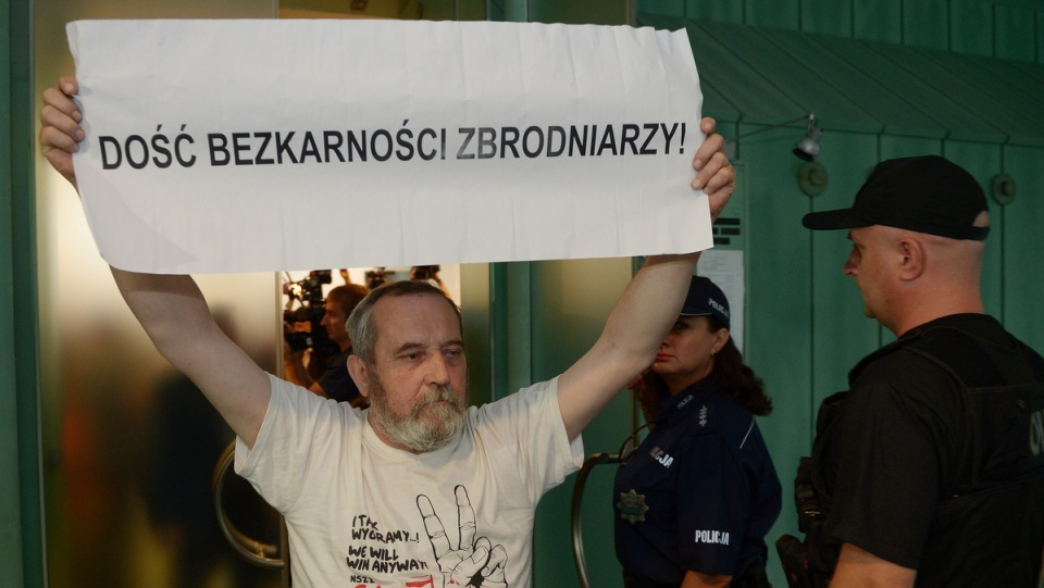 Internowany w czasach PRL Zygmunt Miernik (L) podczas protestu na korytarzu sądowym przed ogłoszeniem wyroku w sprawie apelacji dotyczącej wydarzeń Grudnia 