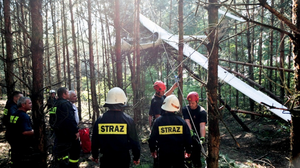 Na miejscu upadku szybowca pojawili się strażacy, którzy pomogli pilotowi wydostać się z kabiny. Fot. PAP/Lech Muszyński