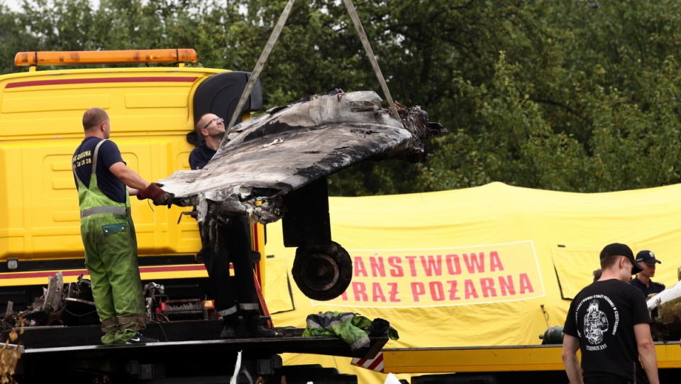 Akcja usuwania szczątków maszyny z miejsca kastastrofy w Topolowie koło Częstochowy. Fot. PAP/Waldemar Deska