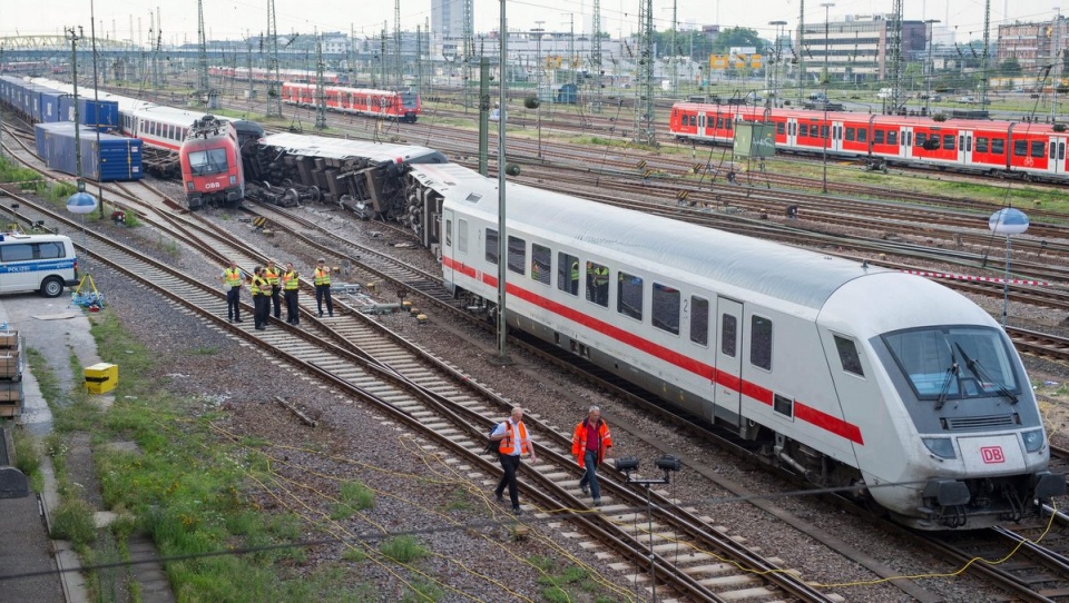 Po kolizji ze składem towarowym przewróciły się dwa wagony pociągu Eurocity, w których podróżowało około 110 osób. Fot. PAP/EPA/UWE ANSPACH