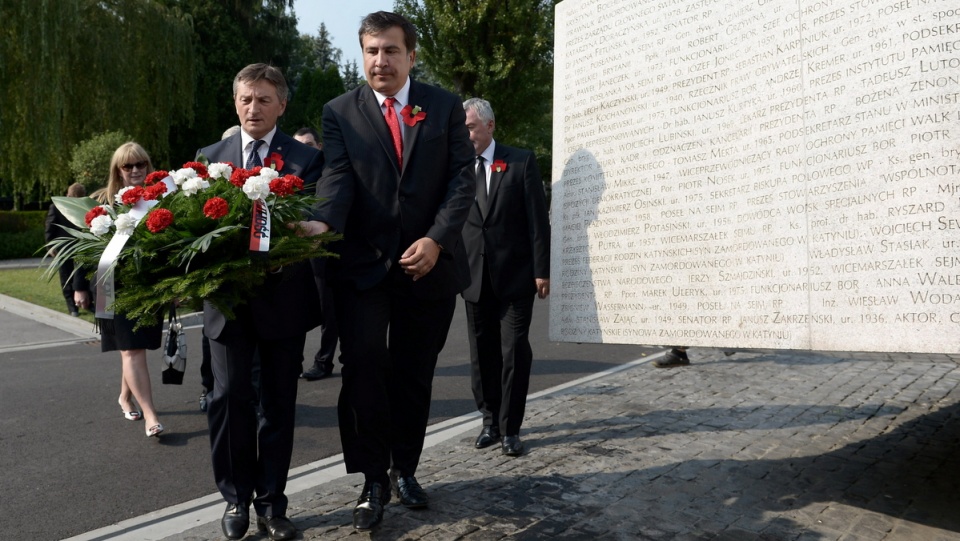 Były prezydent Gruzji (C) złożył kwiaty przed pomnikiem ku czci ofiar katastrofy smoleńskiej. Saakaszwilemu towarzyszyli posłowie PiS Marek Kuchciński (2L) i Małgorzata Gosiewska (L). PAP/Marcin Obara