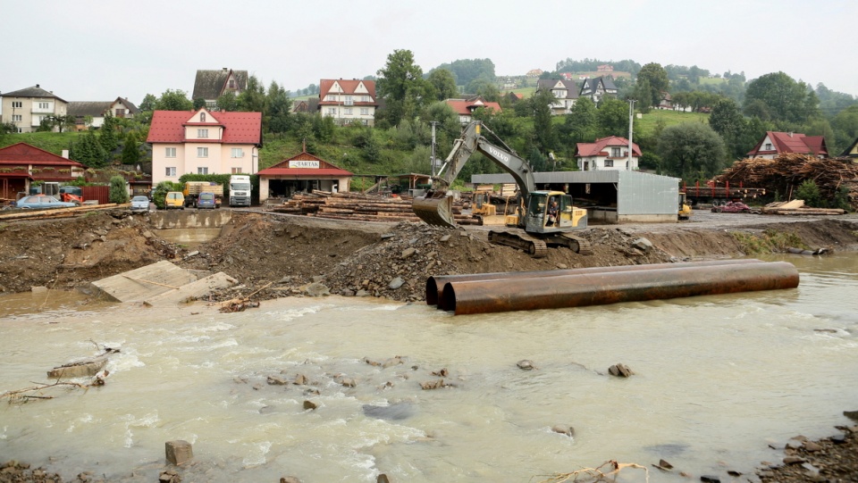 Trwa usuwanie skutków podtopień i zalań w miejscowości Kasinka Mała w Małopolsce. Fot. PAP/Stanisław Rozpędzik