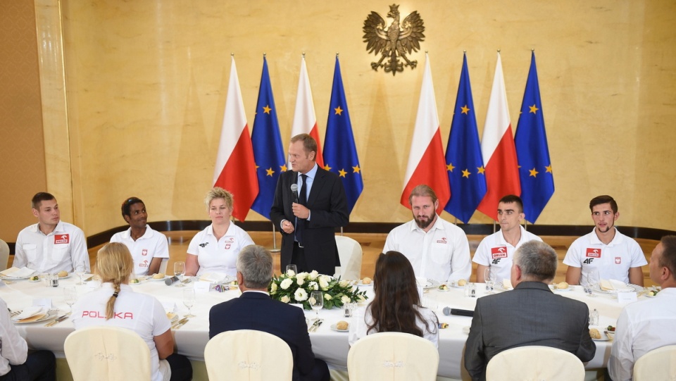 Premier Donald Tusk (C) podczas spotkania medalistami lekkoatletycznych mistrzostw Europy - Zurych 2014. PAP/Radek Pietruszka