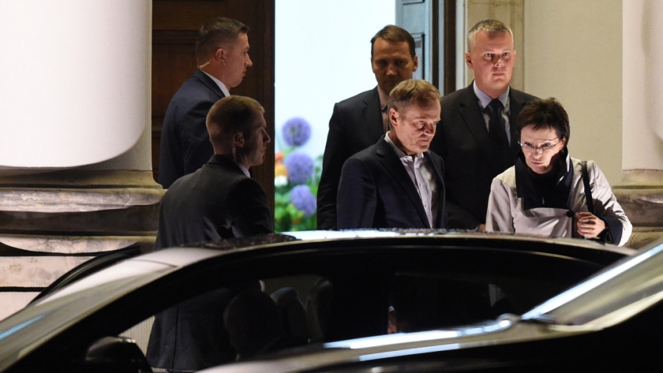 Premier, marszałek Sejmu, szef polskiej dyplomacji oraz minister obrony wychodzą z Belwederu po spotkaniu z prezydentem. Fot. PAP/Radek Pietruszka